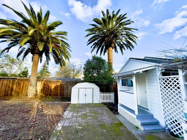 Building Photo - Charming 1 Bed, 1 Bath Rental in Walnut Cr...