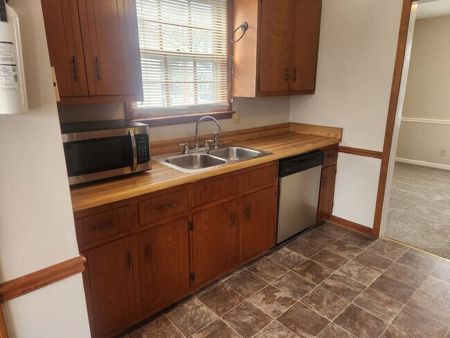 Building Photo - SPACIOUS RANCH!!! Close to Post