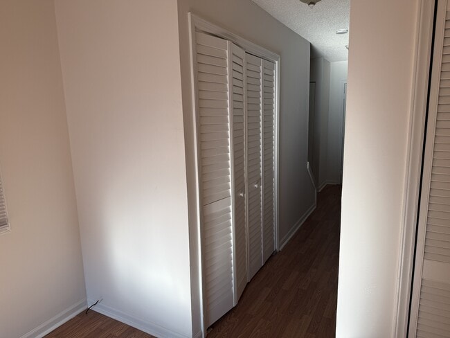Building Photo - 300 Lee Dr