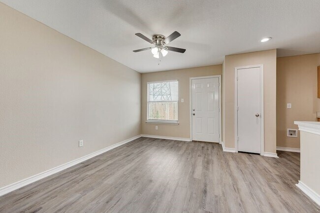 Building Photo - 6213 Balcony Ln