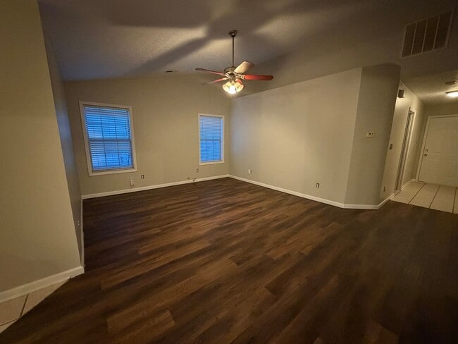 Building Photo - 3 Bedroom Available Now!