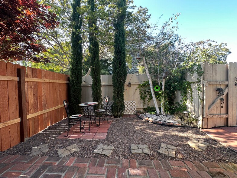 Building Photo - 457 N Vista Bonita Ave