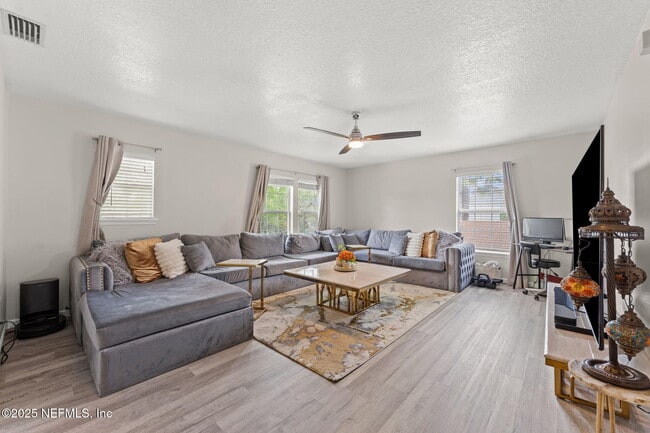 Building Photo - 75309 Ravenwood Dr