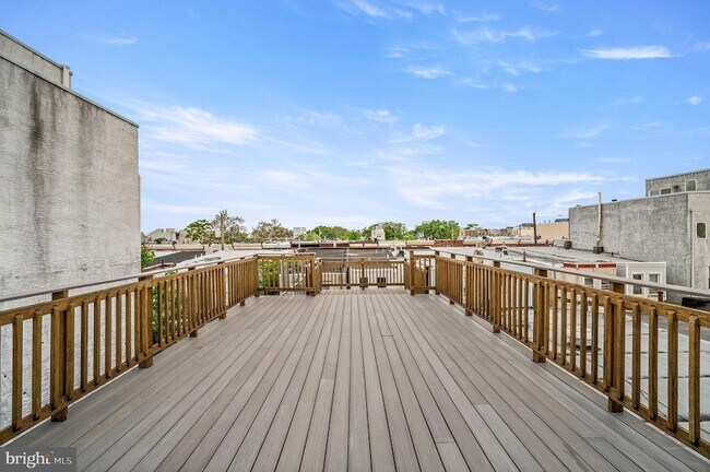 Building Photo - 1520 Dorrance St