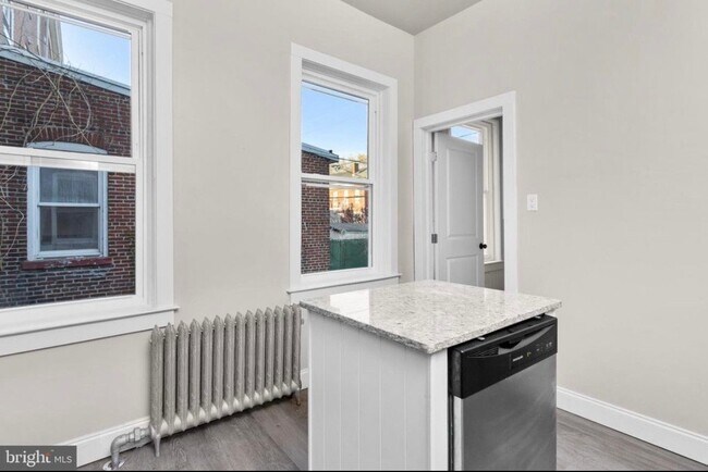 Building Photo - 134 4th Ave