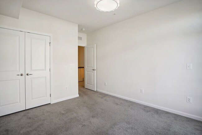 Building Photo - Stunning 2-Level Townhouse Condo in Sought...