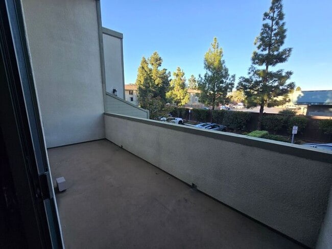 Building Photo - Discover this well-appointed 2-bedroom, 1.5-bath condo in San Diego