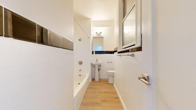 Building Photo - 1060 Bush St