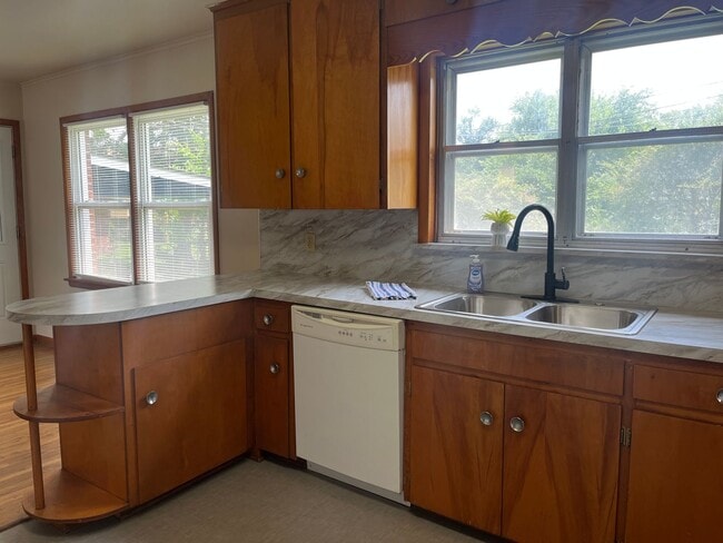 Building Photo - Midtown bungalow, beautiful hard wood floors, lots of natural light.