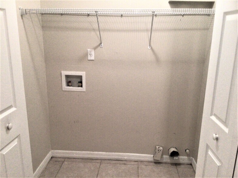 Building Photo - 821 Park Trail Dr