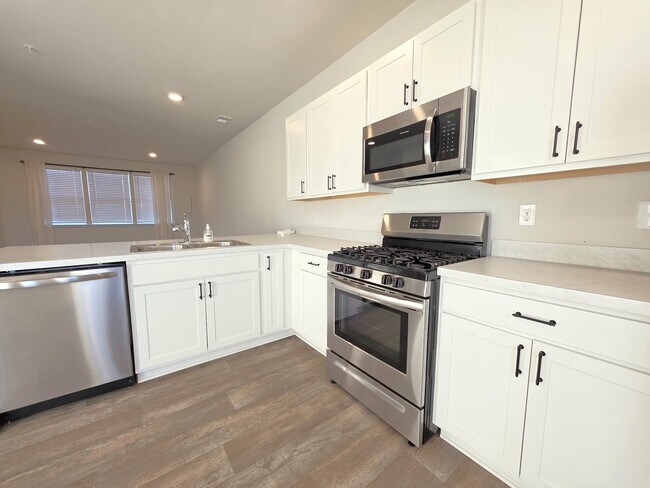 Building Photo - 426 Creekbed Cir