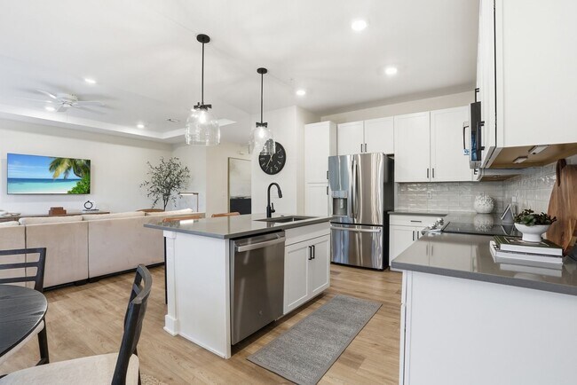 Building Photo - Fully Furnished 3 Bedroom, 3.5 Bath Townhome