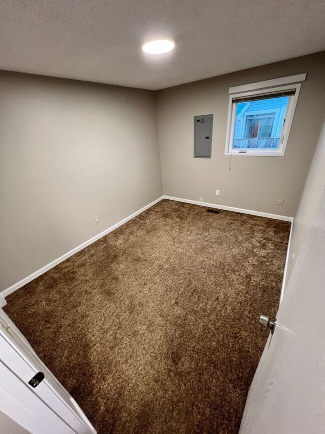 Building Photo - Spacious 2 Bedroom, 1.5 Bath Triplex in Cl...