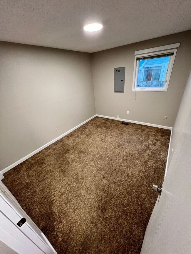 Building Photo - Spacious 2 Bedroom, 1.5 Bath Triplex in Clarkston