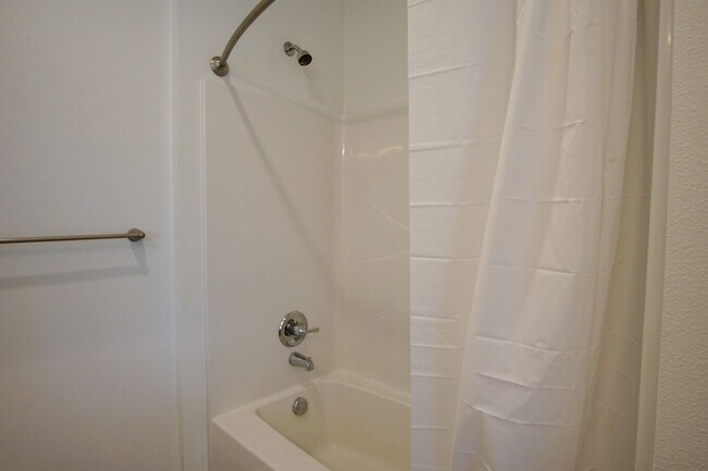 Building Photo - Fabulous Top Floor Sellwood 1-Bedroom with Condo-Grade Finishes!