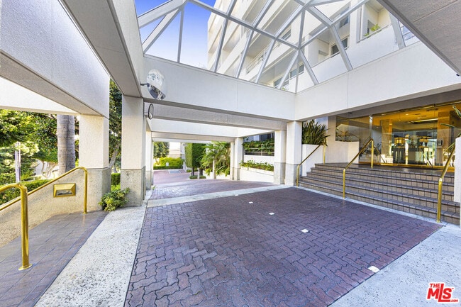 Building Photo - 1131 Alta Loma Rd