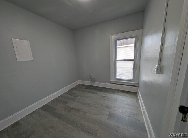 Building Photo - 627 Deer St