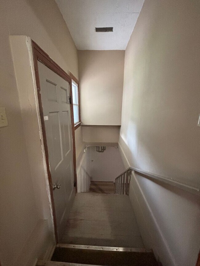Building Photo - Beautiful 3 bedroom 2 bath in the Phelps g...