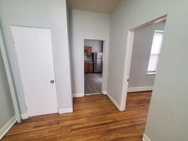 Building Photo - 10 Abbotsford St