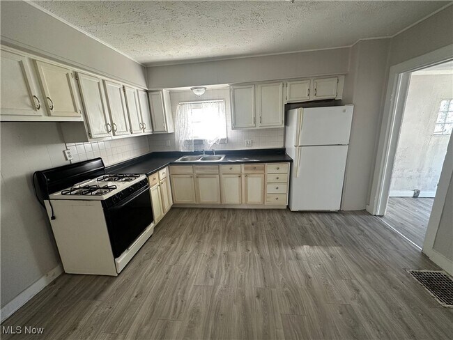 Building Photo - 1915 Maple Ave NE