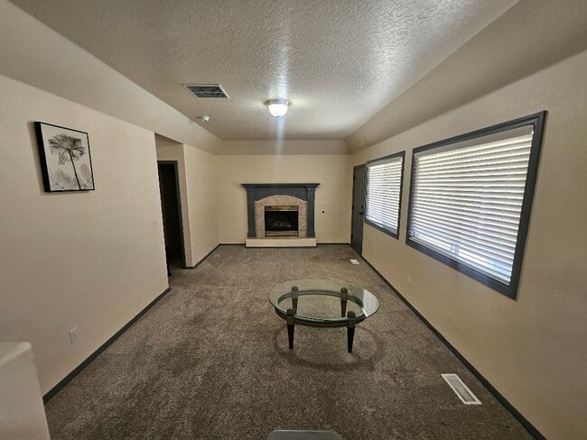 Building Photo - Cute Single Family Home