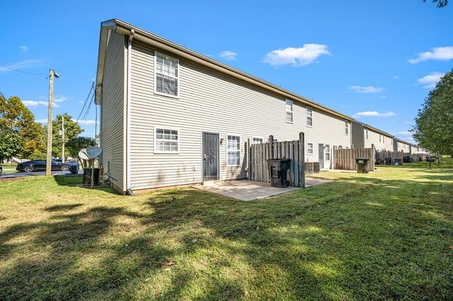 Building Photo - Hamlet Square Townhomes Unit 2410D