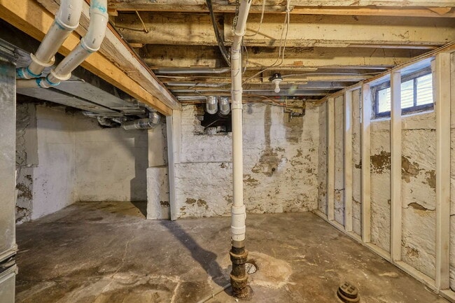 Building Photo - Charming 4-Bedroom Home with Gleaming Hardwood Floors in Vibrant Minneapolis Neighborhood!