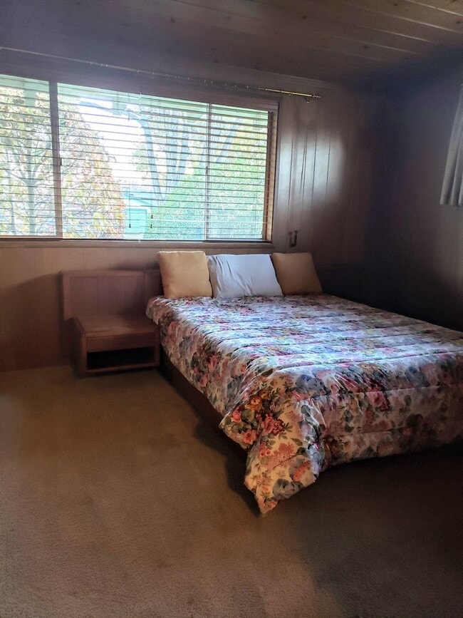 Building Photo - Mostly Furnished Bishop home with large living, dining space and a sun room.