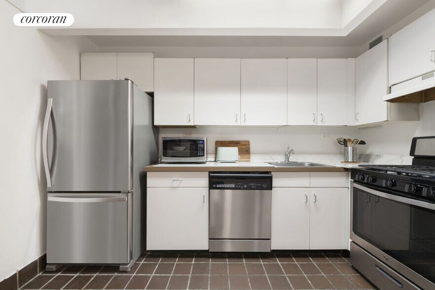 Building Photo - 225 East 86th St