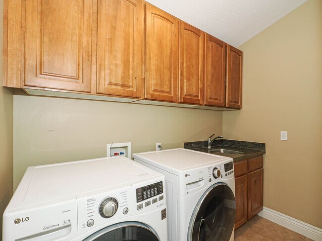 Building Photo - 4 Bedroom, 2.5 bathroom Bluffdale Home