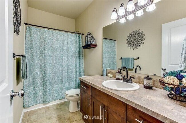 Building Photo - Beautiful Lakeland Hills Townhouse