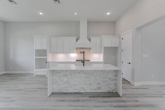 Building Photo - 624 Edgewood Dr