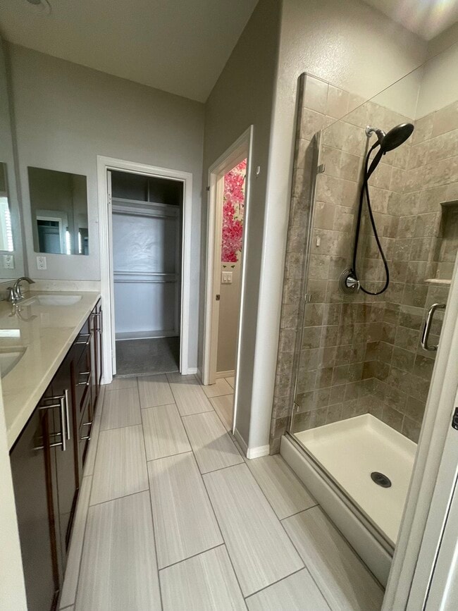 Building Photo - 812 S Gladys Ave