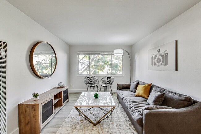 Building Photo - Newly renovated apartment at Oakbrook! 2 M...