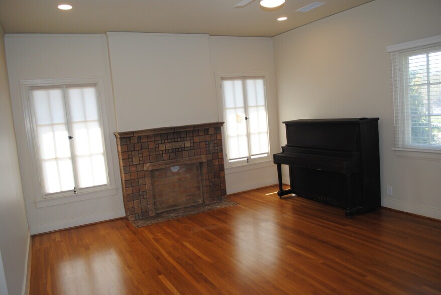 Building Photo - 1172 E Orange Grove Blvd