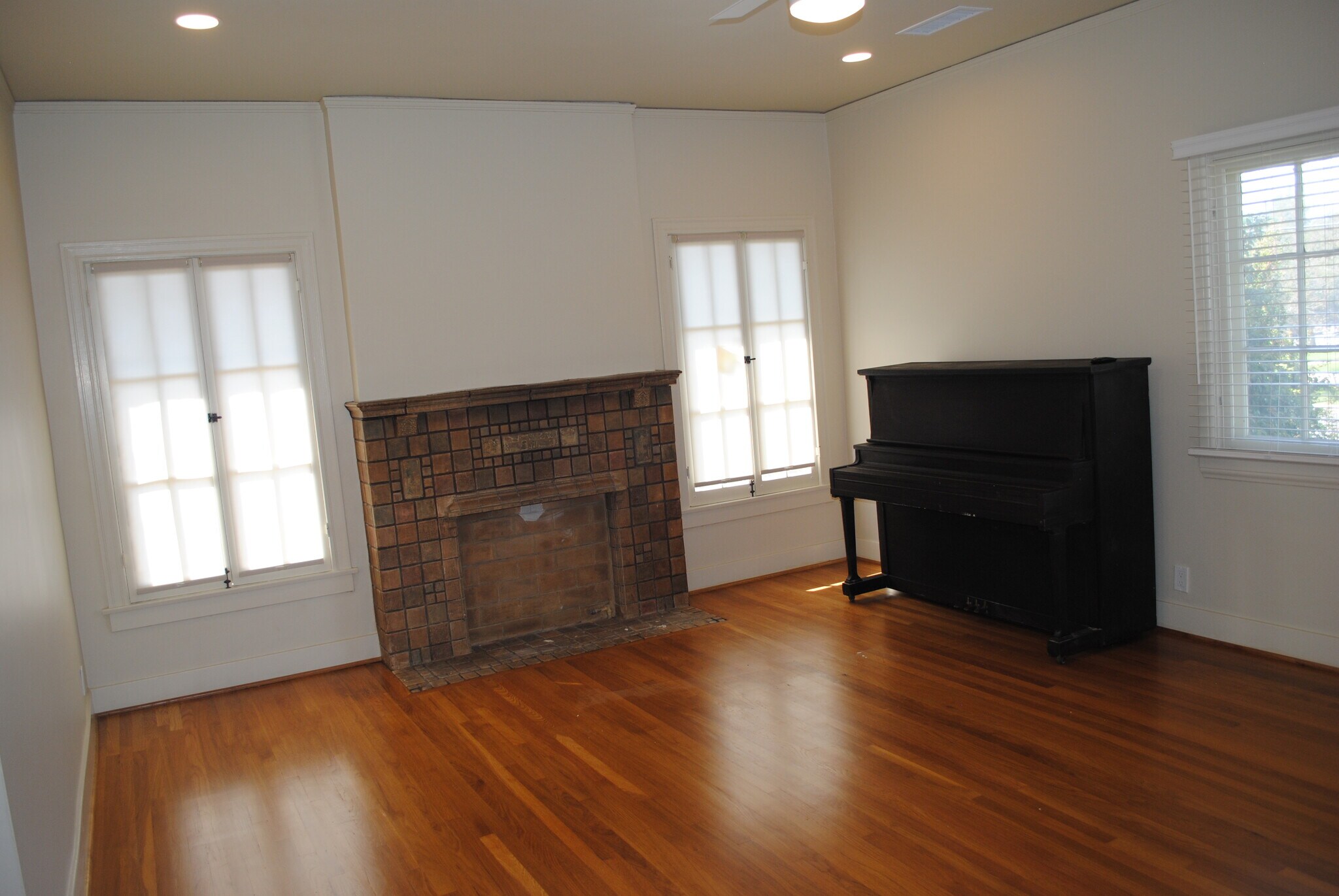 Building Photo - 1172 E Orange Grove Blvd