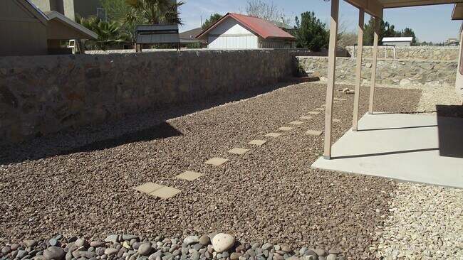 Building Photo - East El Paso 4 Bed Refrig A/C