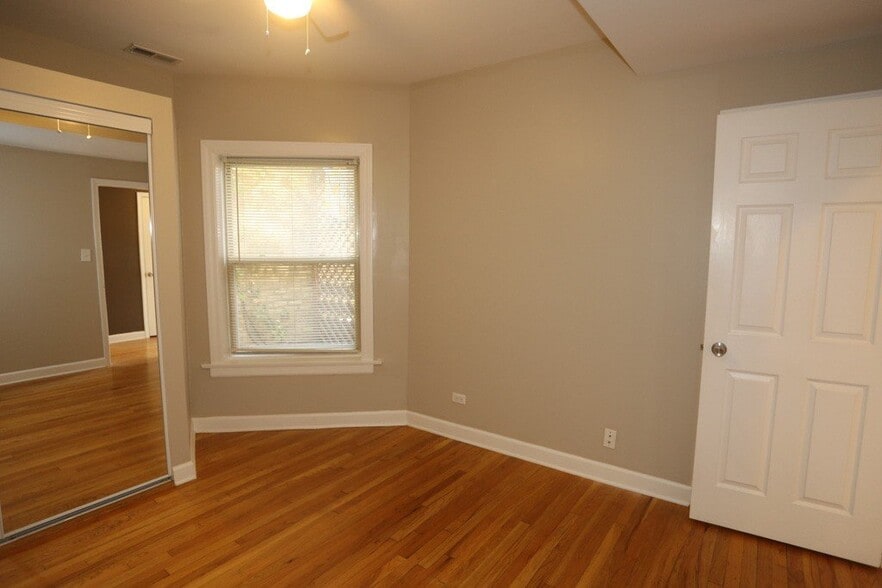 Building Photo - 5208 N Sawyer Ave