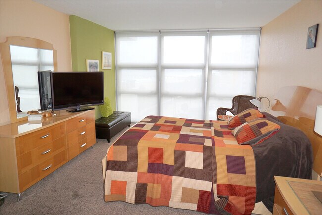 Building Photo - 525 N Ocean Blvd