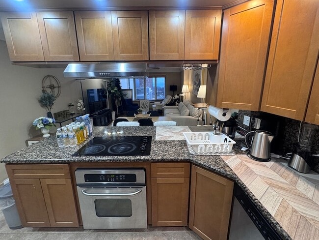 Building Photo - 801 S Plymouth Ct