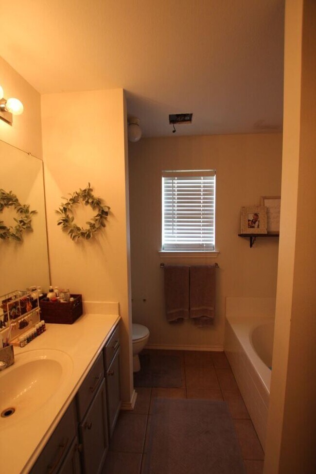 Building Photo - Tour Today! 4 bedroom 2 Bathroom in WHISD!