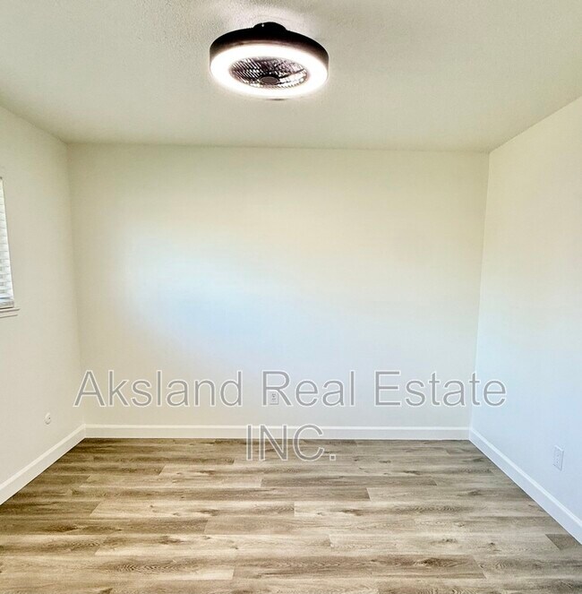 Building Photo - 4555 Davis Ave