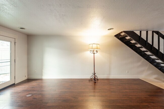 Building Photo - Newly Renovated 2 Bed 1.5 Bath Townhouse