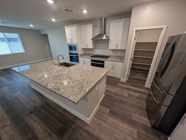 Building Photo - 1039 Forest Falcon Dr