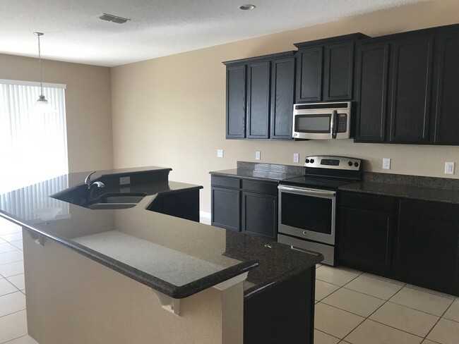 Building Photo - 4 BED HOME IN APOPKA!!! GATED COMMUNITY!!!...