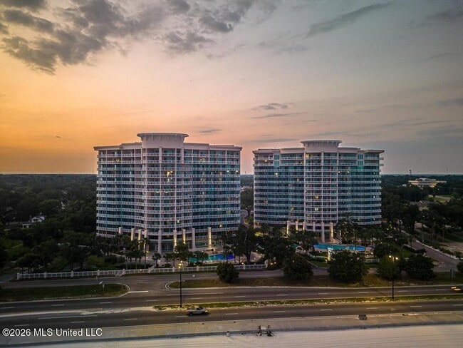 Building Photo - 2230 Beach Dr