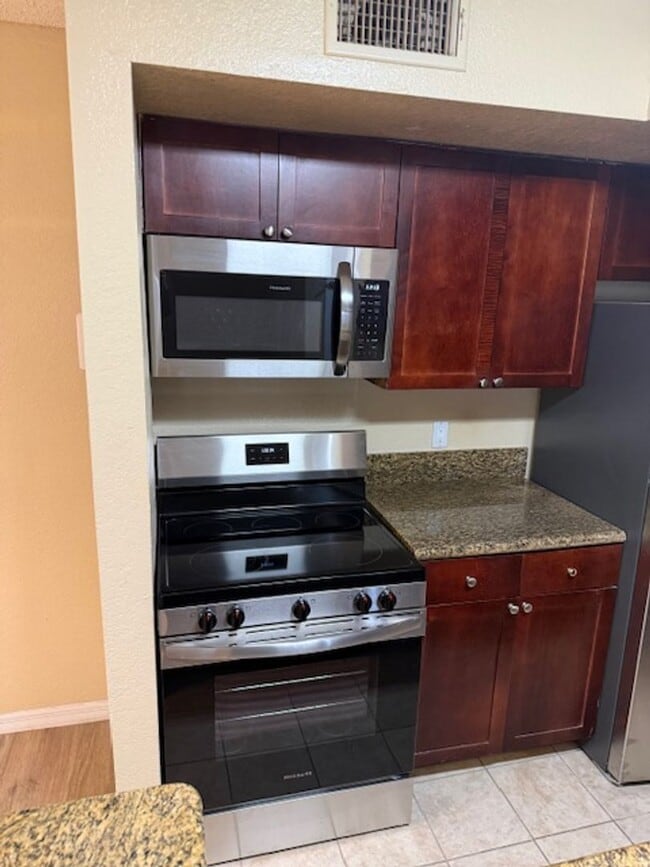 Building Photo - Large one bedroom condominium