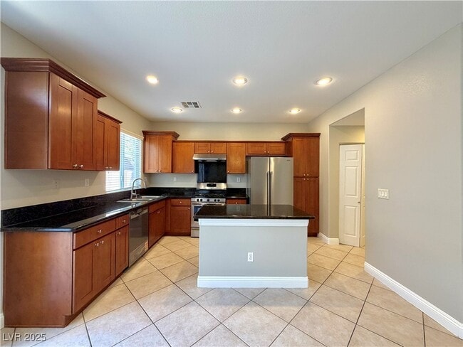 Building Photo - 2301 Summer Home St