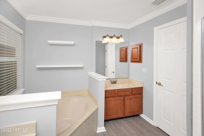 Building Photo - 757 MacKenzie Cir