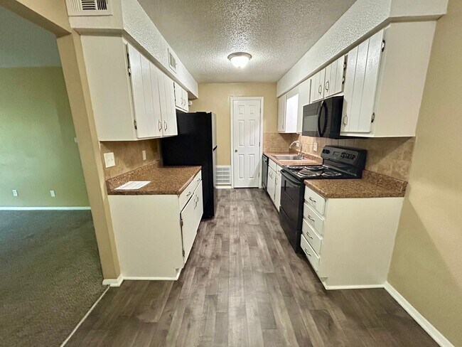 Building Photo - Spacious 2-Bedroom Apartment in a Quiet, Well-Maintained Community